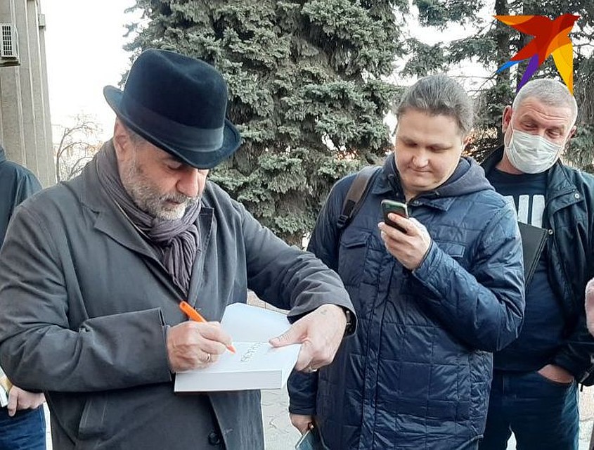 Гришковец полтора часа общался с волгоградцами перед закрытыми дверями Дома офицеров. Фото: Екатерина СИМОХИНА