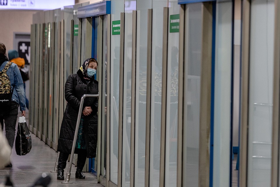 Встречающих у выхода практически не было Фото: Андрей АБРАМОВ