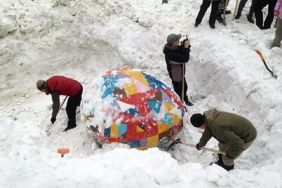 Откапывать скульптуру пришли 12 человек. Фото: Татьяна Резвых