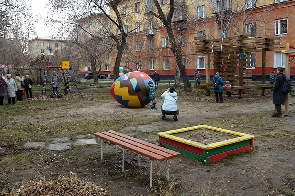 Теперь за главным украшением двора пристально следят жильцы дома. Фото: Татьяна Резвых