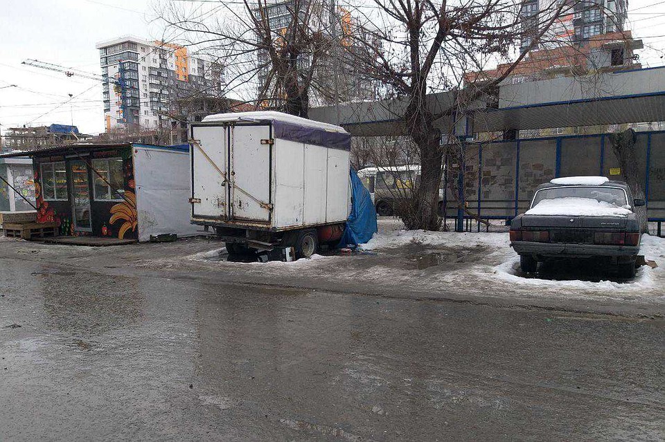 Ларьки на остановке «Поселок Бабушкина» Фото: Ольга АНТОНОВА