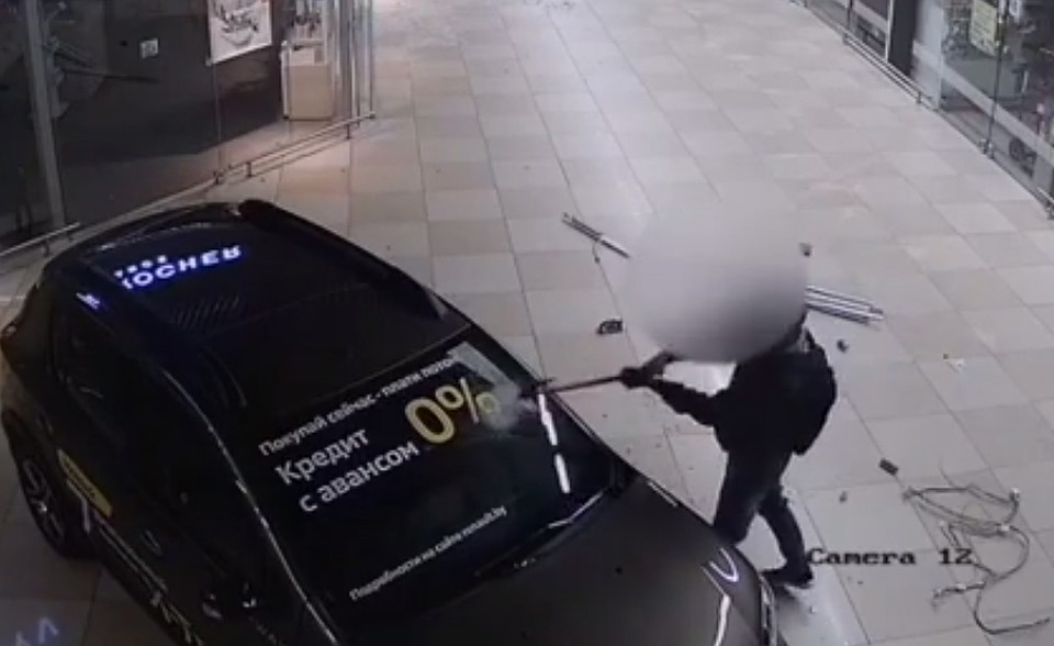 Парень бил топором все, что попало под руку. Фото: скриншот видео СК