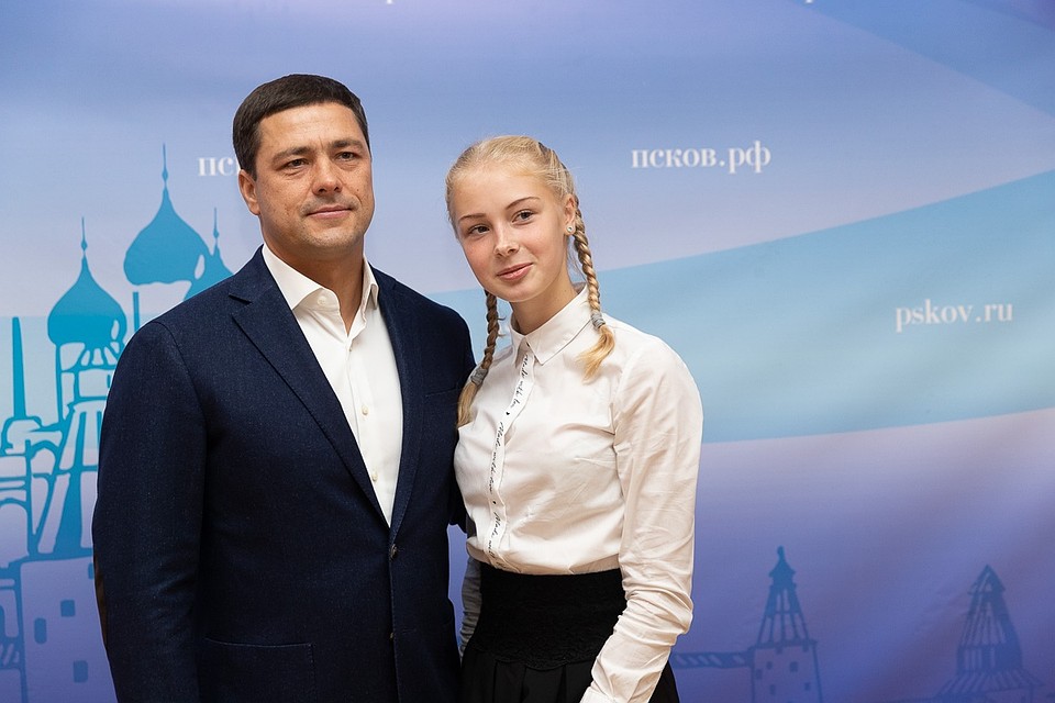 У Арины накопился уже целый фотоальбом с губернатором. Фото: Сергей ГЕРАСИМОВ
