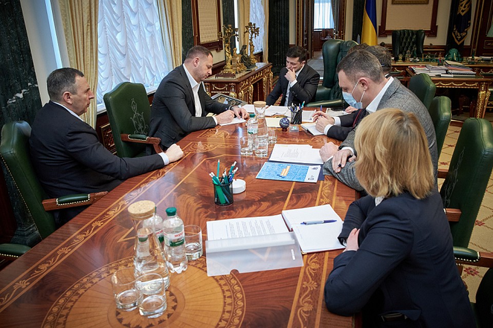Селекторное совещание по регионам с Владимиром Зеленским (в центре). Фото: president.gov.ua.