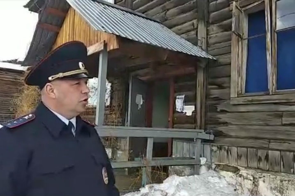 Михаил показывает, как спасал мужчину из горящей квартиры. Фото: ГУ МВД России по Иркутской области.