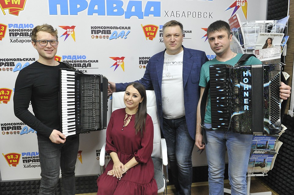Александр Веретенников,заместитель генерального директора Хабаровской краевой филармонии, Анастасия Корниенко и Роман Яковченко, артисты Хабаровской краевой филармонии Фото: Сергей ПЯТКОВ
