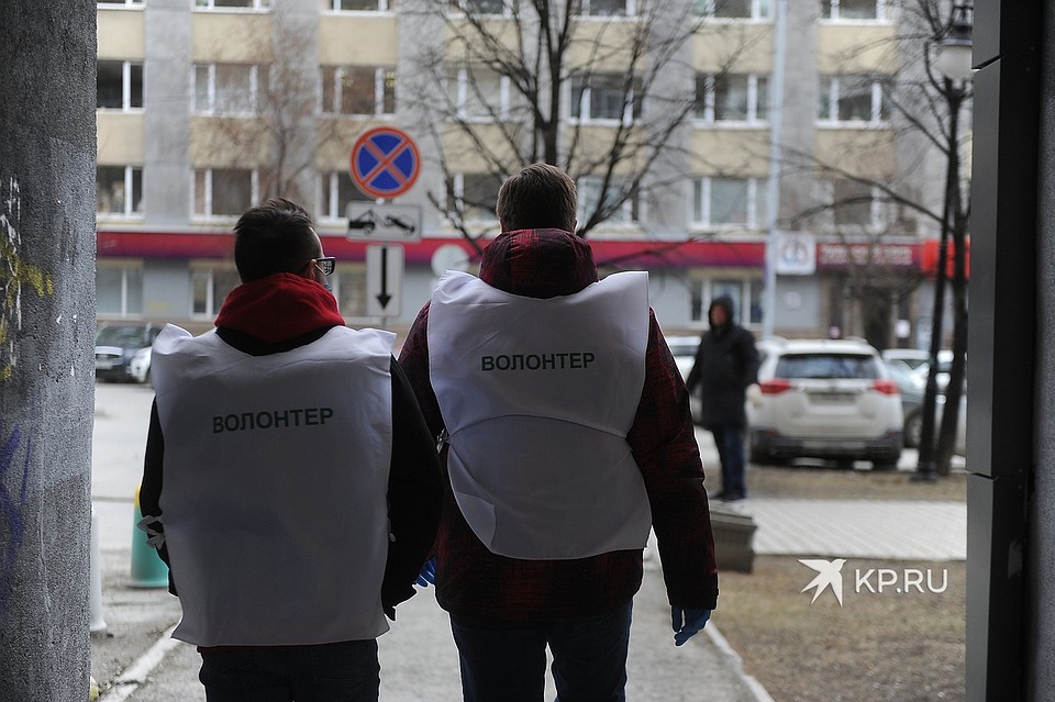 Волонтеры это студенты Уральского медицинского колледжа. Фото: Алексей БУЛАТОВ