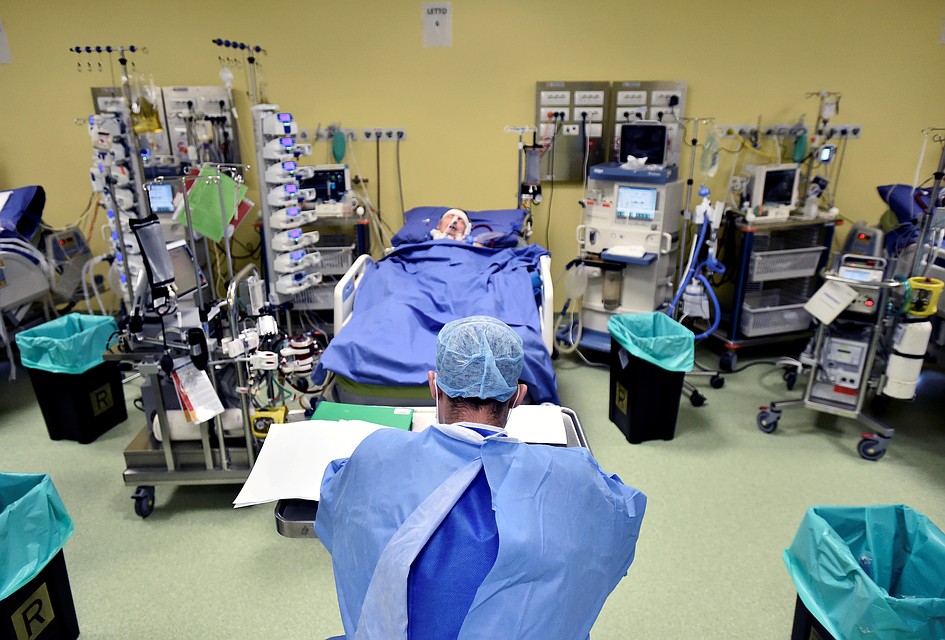 Врач у постели пациента с коронавирусом в одной из клиник Милана. Фото: REUTERS