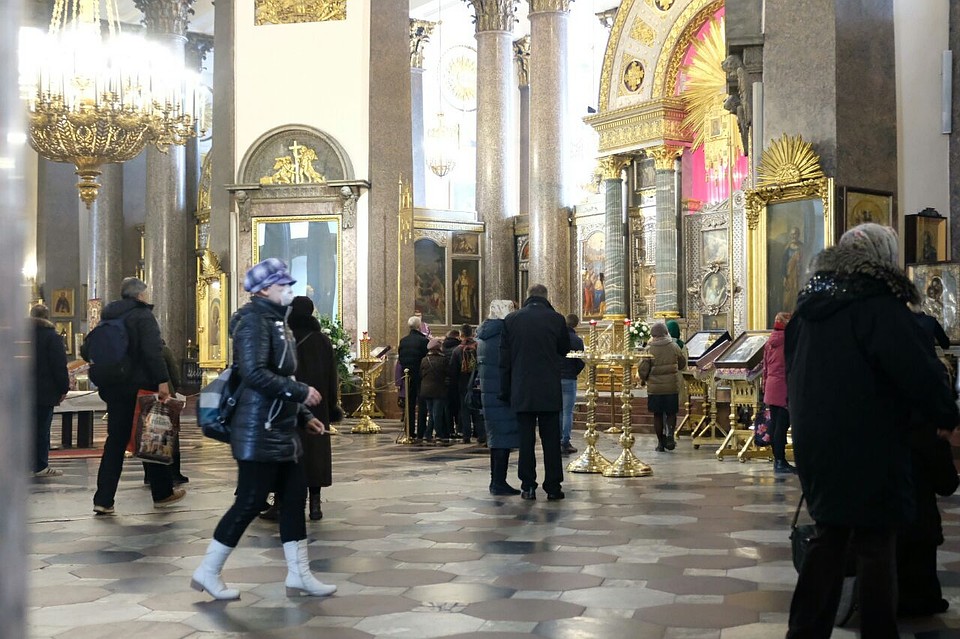 Людей в храме около 50 человек Фото: Артем КИЛЬКИН