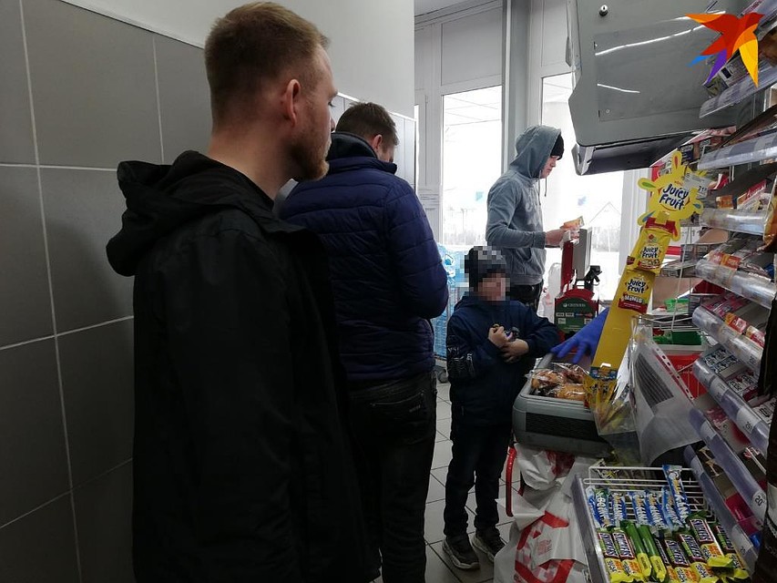 Ни масок, ни дистанции в 2 метра! Фото: Ольга СУПОНЕВА