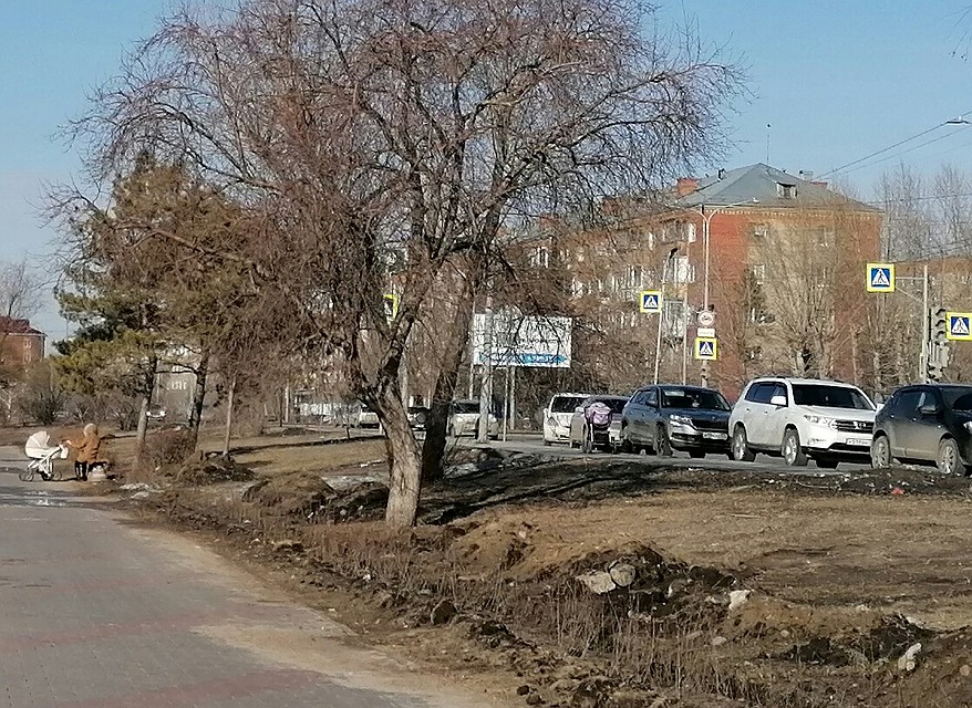 На всем протяжении Иртышск ой набережной стоят машины приехавших погулять горожан. Фото: Анна МИКУЛА