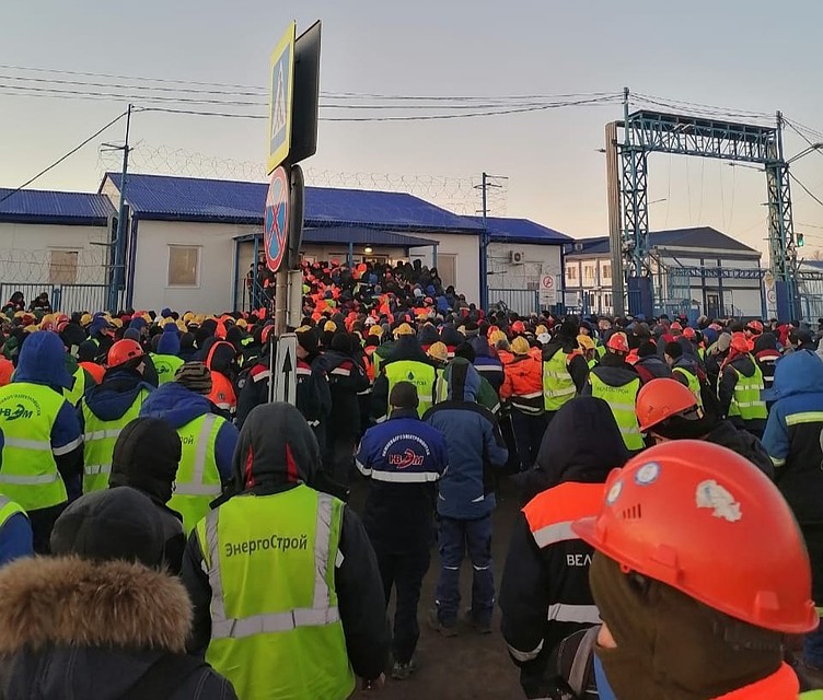 Вот такая толпа собралась у проходной ОНПЗ пока каждому измеряли температуру. Фото: ВКонтакте