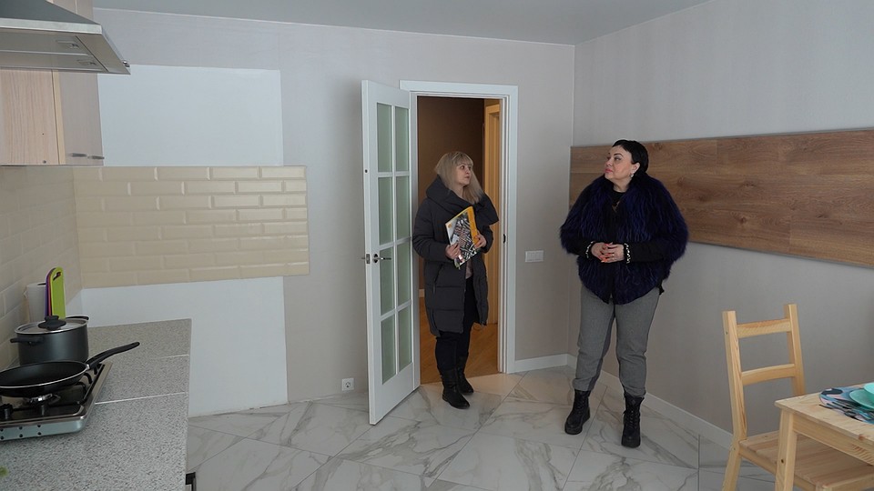 Экскурсией телеведущая осталась довольна: хороший ремонт, просторная кухня, уютные комнаты. Фото: Андрей ТАНАЕВ