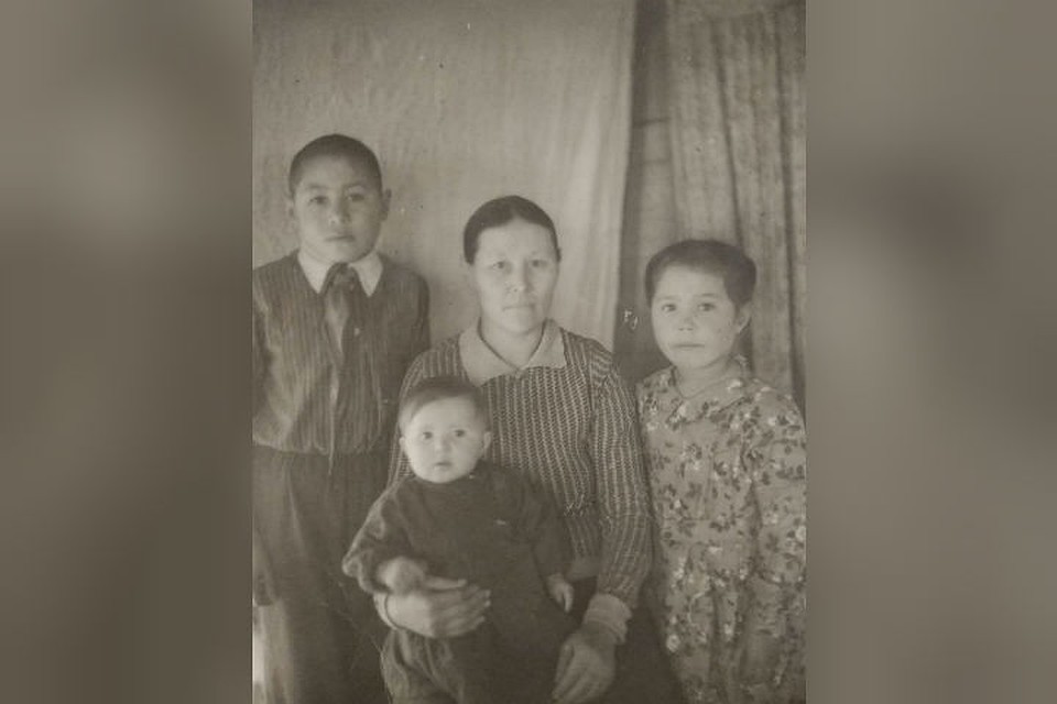 Нину (на руках у мамы) очень любили родители, сестры и брат, и не давали поводов сомневаться в кровном родстве. Фото: личный архив.