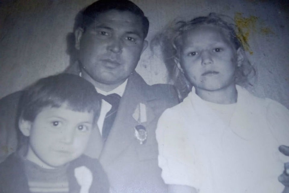 Биологический отец Нины с дочерями: слева - Майя, справа - подмененная Виктория. Фото: личный архив.