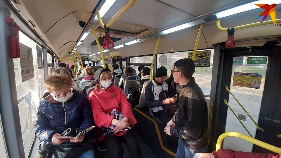 В автобусах людей битком, ни о какой дистанции в полтора метра между людьми и речи не идет. Фото: Екатерина СИМОХИНА
