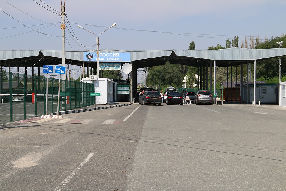 Пункты пропуска сейчас работают вполсилы Фото: Анастасия ЖУКОВА