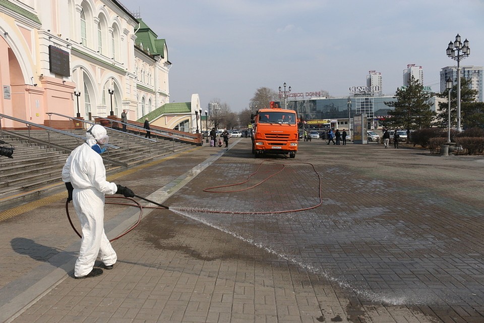 Хлоркой по коронавирусу: Привокзальную площадь в Хабаровске обработали от опасной инфекции Фото: Борис КОКУРИН
