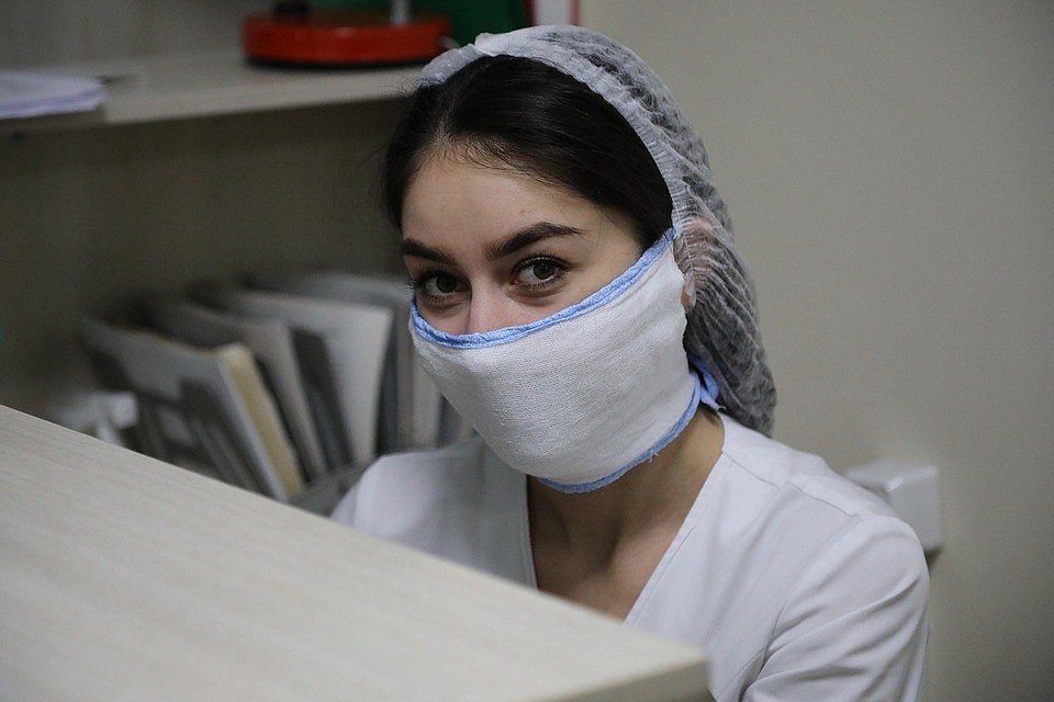 Такие же маски предлагают нам шить аптекари Фото: Дмитрий АХМАДУЛЛИН