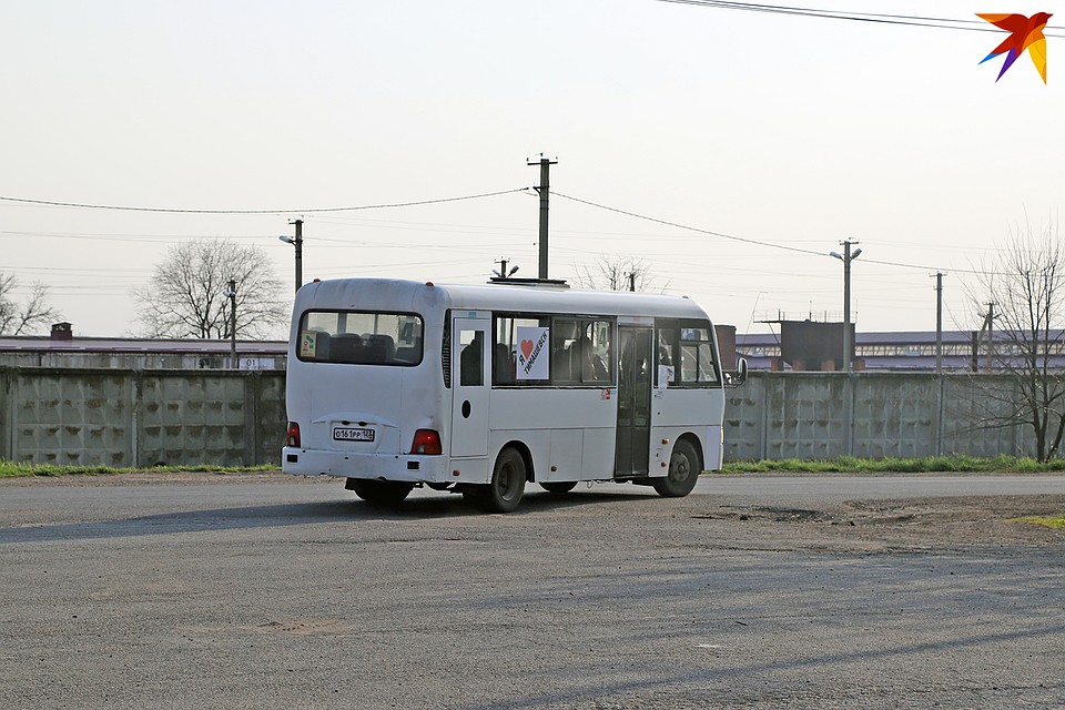 Маршрутки ходят почти пустыми. Фото: Виталий КАРНАУХ