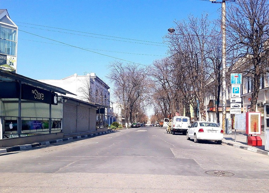 Центральные улицы города остались без людей и машин. Фото: Анна КИРИЕНКО