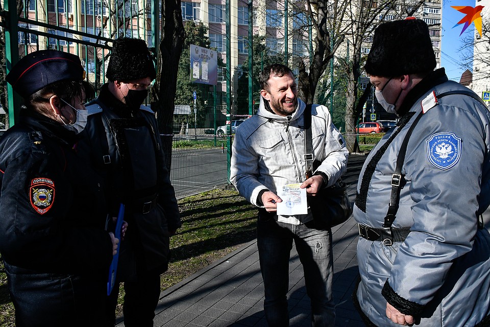 Патрули особое внимание уделяют местам возможного массового появления горожан. Фото: Кирилл ВЕРШИНИН