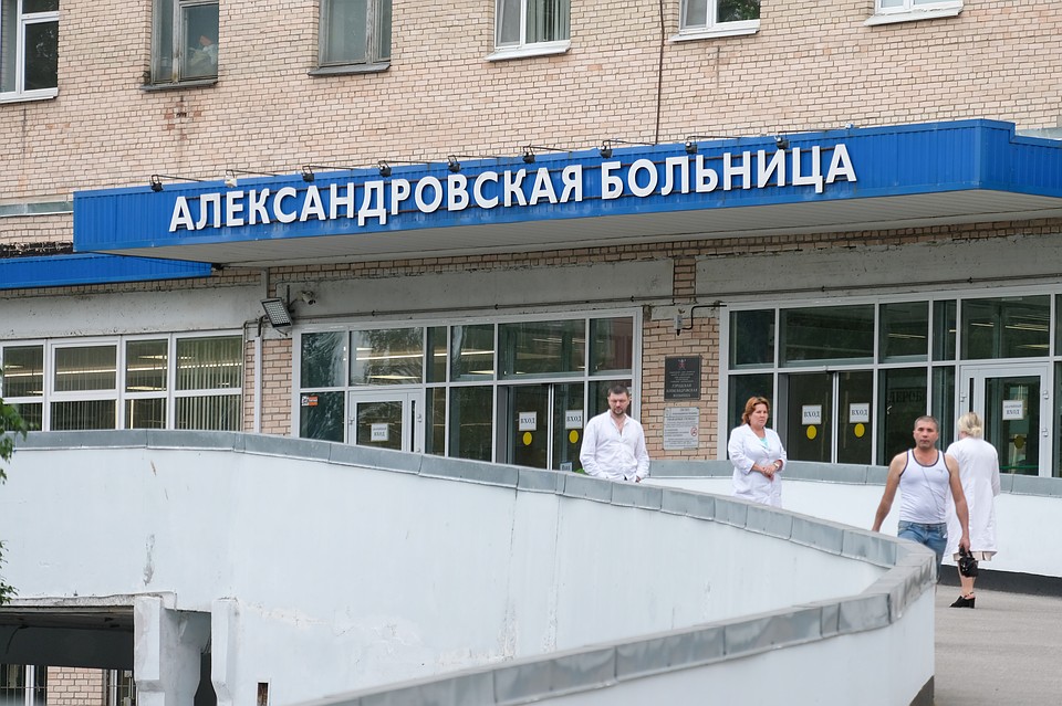 Часть больниц, перепрофилированных под прием больных с пневмониями - как, например, Александровская больница - закрыты на карантин частично либо полностью. Фото: Артем КИЛЬКИН