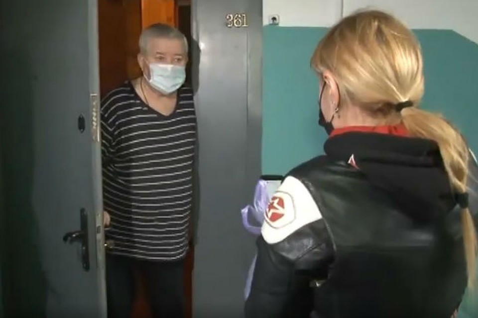 При этом волонтеры соблюдают необходимую дистанцию.