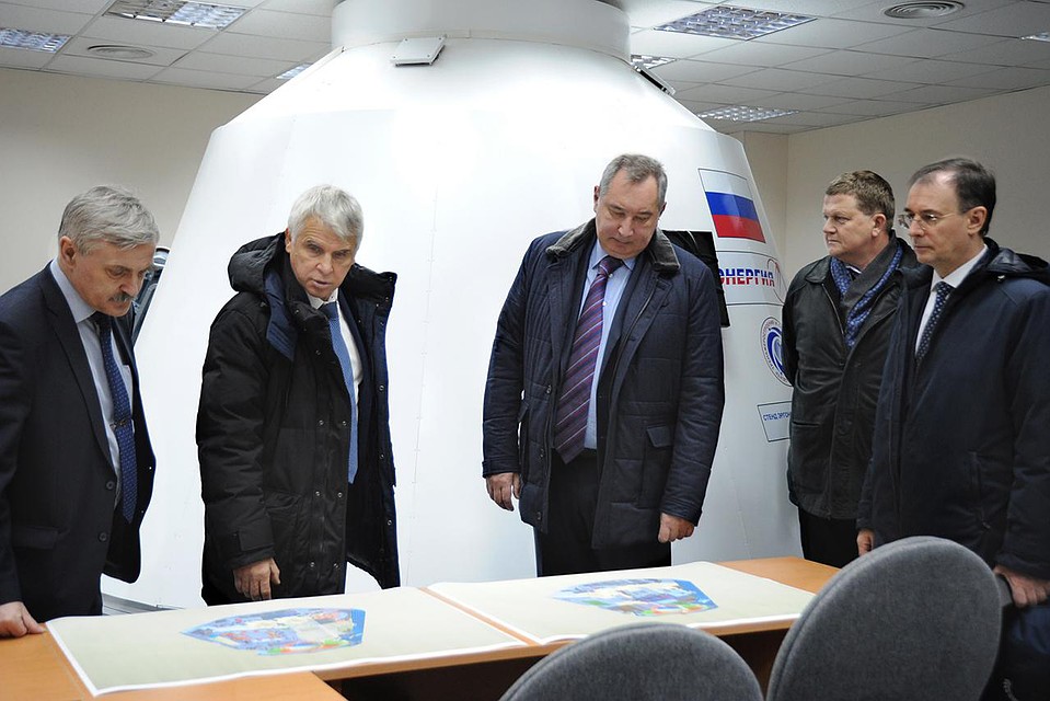 Руководители "Роскосмоса", генеральный директор РКК "Энергия" Николай Севастьянов и космонавт Александр Калери изучают компоновку нового корабля. Фото предоставлено пресс-службой "Роскосмоса".