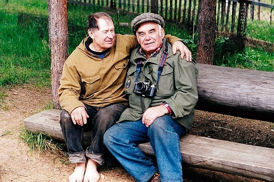 Василий Песков и Валентин Пажетнов, заслуженный эколог России, доктор биологических наук (слева) на биостанции в деревне Бубоницы. Лето 1997 года. Фото Ива Готье.