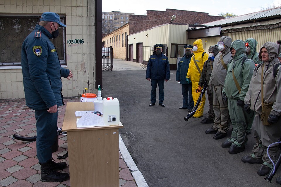 Тренировка началась с описания особенностей химических препаратов и обеззараживающих средств Фото: Андрей ТРУБЕЦКИЙ