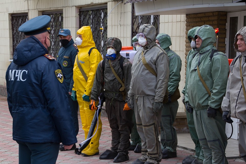 Тренировка началась с описания особенностей химических препаратов и обеззараживающих средств Фото: Андрей ТРУБЕЦКИЙ