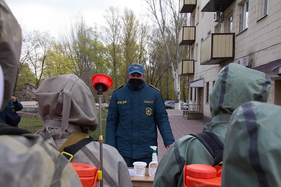 Спасатели Республики тренируются дезинфицировать транспорт, помещения и территорию Фото: Андрей ТРУБЕЦКИЙ