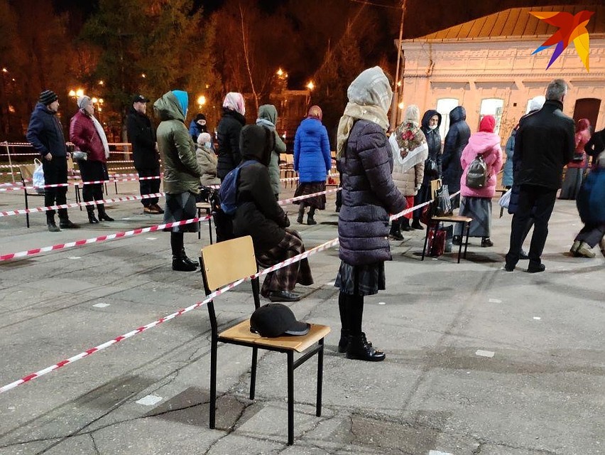 Люди соблюдают дистанцию с помощью разграничительных лент и разметки