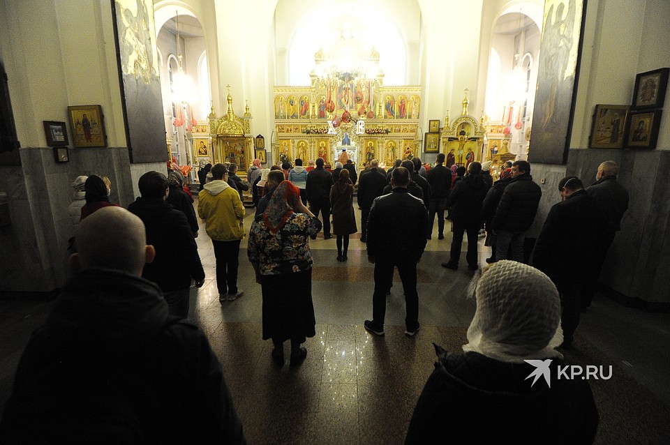 На Уралмаше также прошла служба, ее посетили несколько десятков человек Фото: Алексей БУЛАТОВ