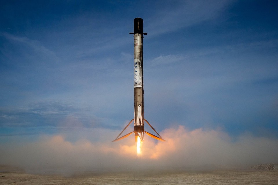 Falcon-9 в нынешней ее версии - это ракета тяжелого класса. При пуске с возвратом ступени половина топлива уходит на то, чтобы вернуть эту ступень на Землю. Фото: GLOBAL LOOK PRESS