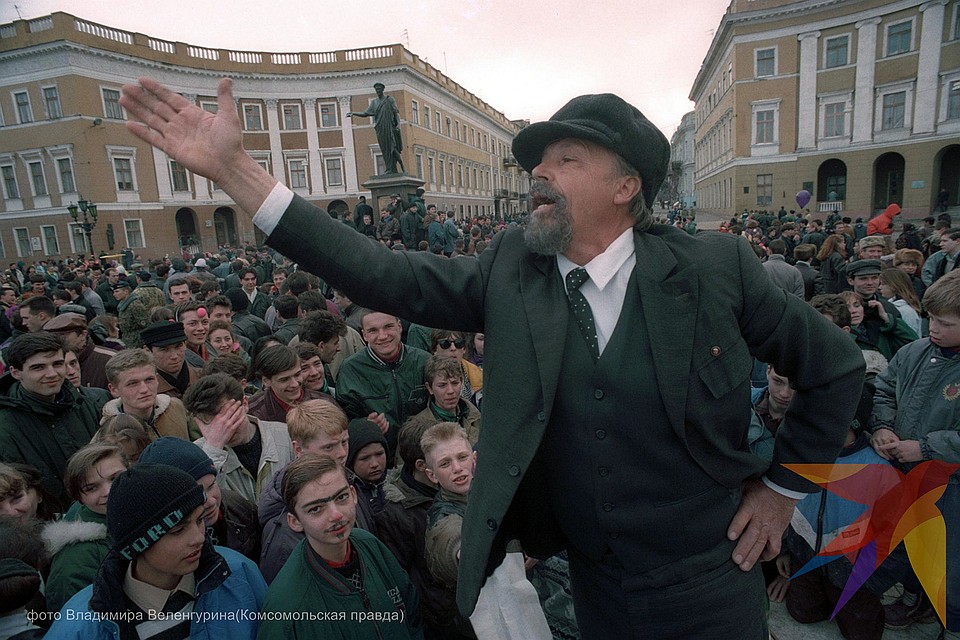 Первое апреля в Одессе в 1990 году. Ильич всех веселил Фото: Владимир ВЕЛЕНГУРИН