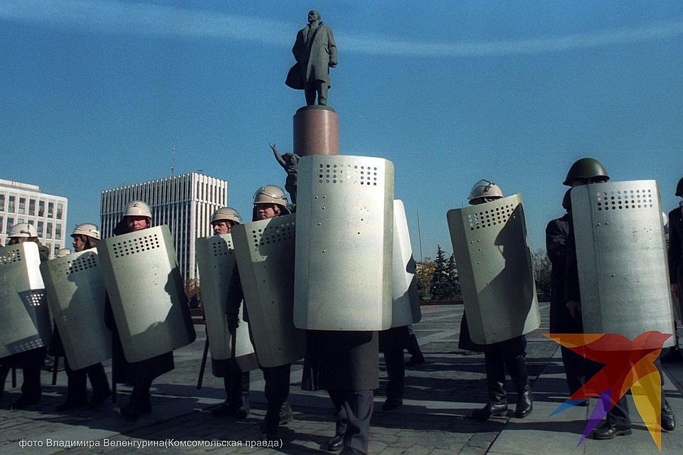Оцепление ОМОНа на Октябрьской площади в Москве 3 октября 1993 года Фото: Владимир ВЕЛЕНГУРИН