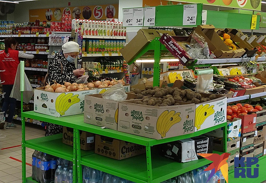 Продукты чаще покупают бабушки Фото: Николай ВАРСЕГОВ
