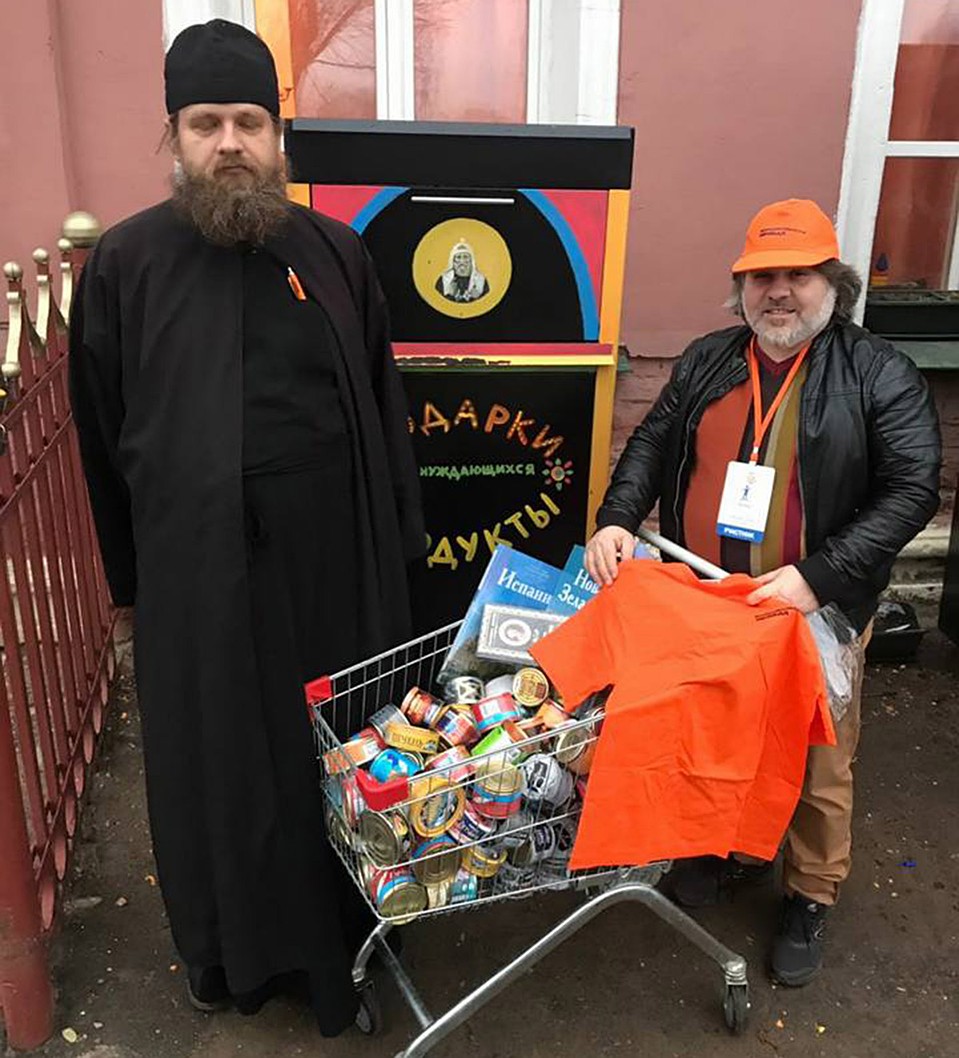 Сейчас этот короб служит «кассой продуктовой взаимопомощи» пенсионерам на самоизоляции.