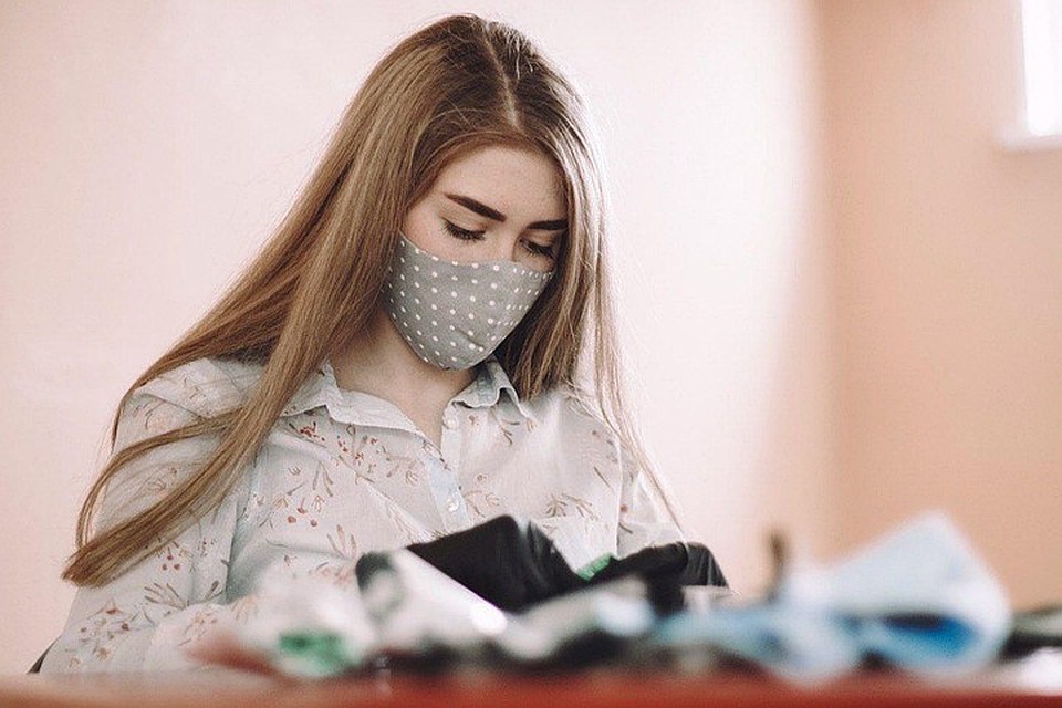 Ольга Ненашева шьет маски в свободное от учебы время. Фото: Юлия Сизова.