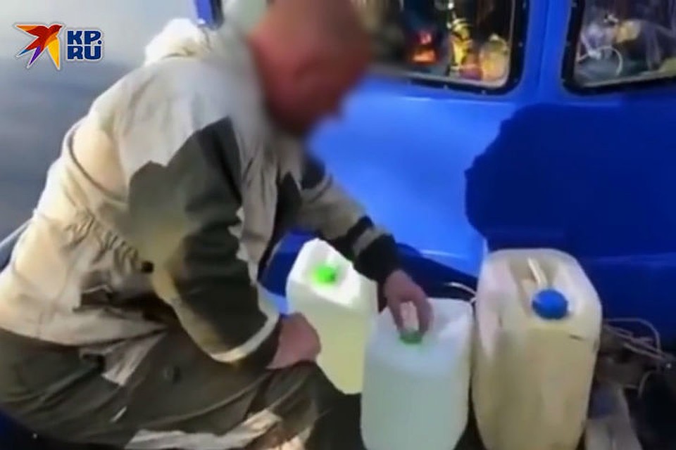 Канистры с бензином на аэролодке. Фото: скриншот видео.
