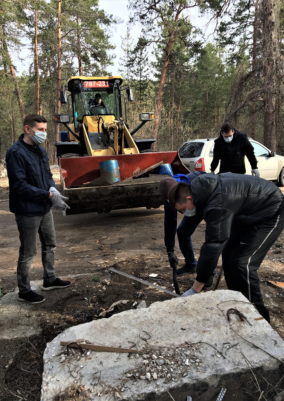 Добровольцы убрали участок в три тысячи квадратных метров. Фото: ПАО «Куйбышевазот»