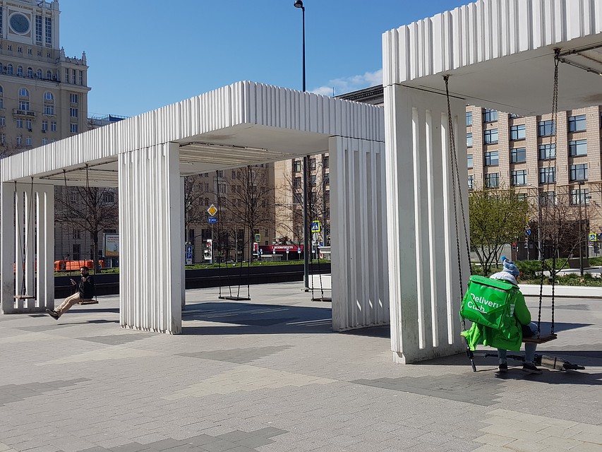 Курьеры качаются на качелях Фото: Алиса ТИТКО