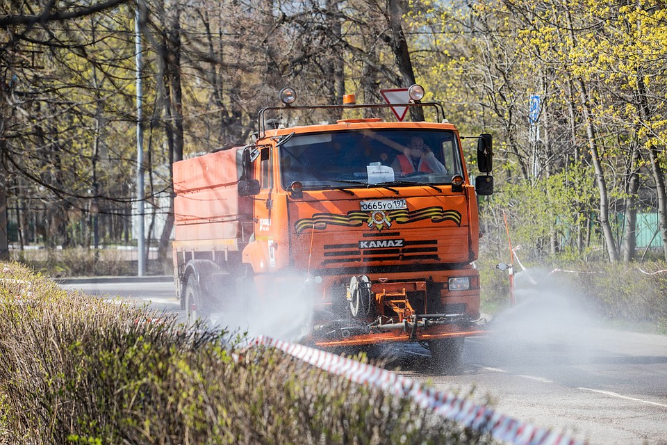 По городу катаются машины, распыляющие дезинфицирующий раствор. Фото: Андрей АБРАМОВ