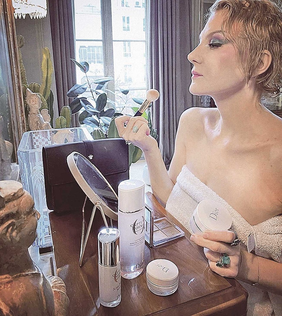 Рената Литвинова непредсказуема в выборе украшений. Фото: Instagram.com