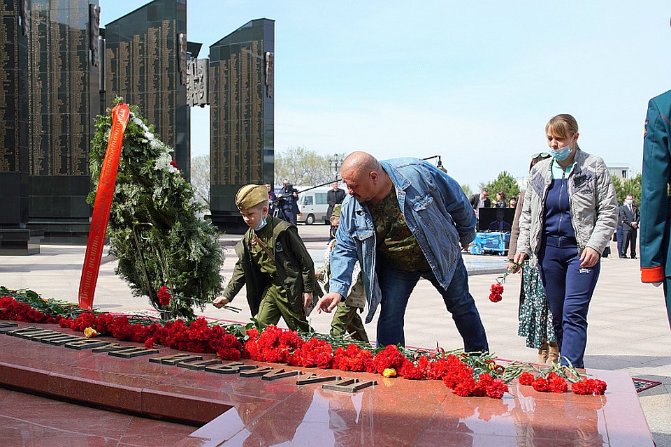 Горожане пришли почтить память погибших солдат, несмотря на пандемию Фото: Администрация Хабаровска
