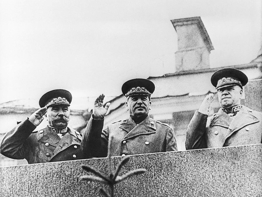 Семен Буденный, Иосиф Сталин и Георгий Жуков (слева направо) на трибуне Мавзолея В.И.Ленина во время парада Победы 24 июня 1945 года. Фото: Фотохроника ТАСС