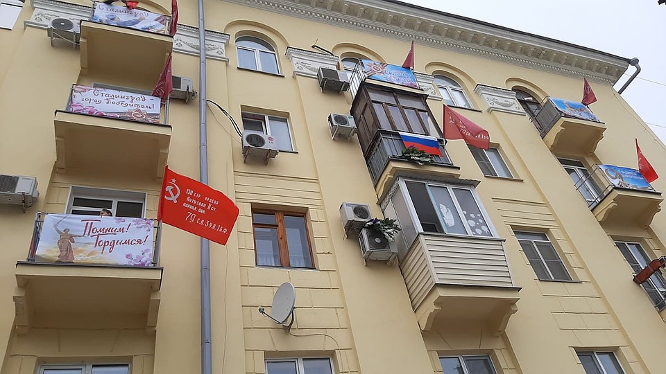 Балконы на улице Советской украсили к празднику. Фото: Екатерина СИМОХИНА