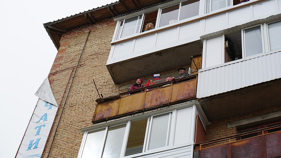 Мини-концерт можно увидеть с балкона. Фото "Палитры города"